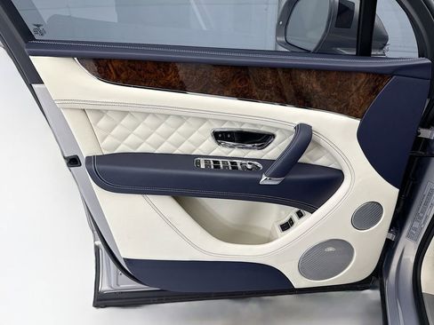 Used 2018 Bentley Bentayga image 23