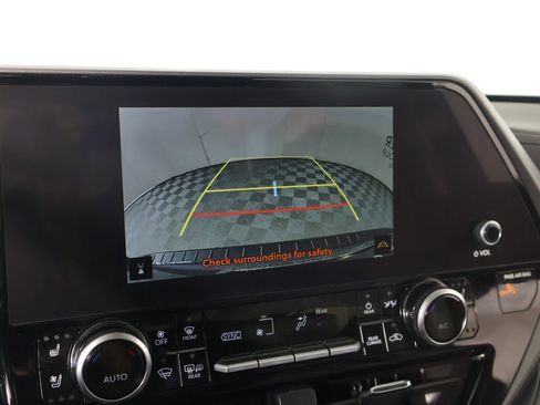 Used 2024 Toyota Highlander Limited FWD image 6