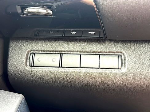 Used 2025 Nissan Pathfinder SV FWD image 36