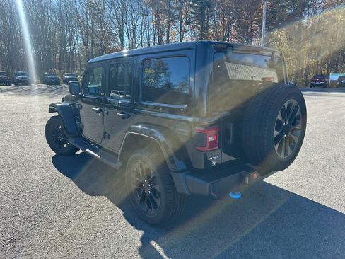 Used 2022 Jeep Wrangler Unlimited Sahara w/ Cold Weather Group image 15