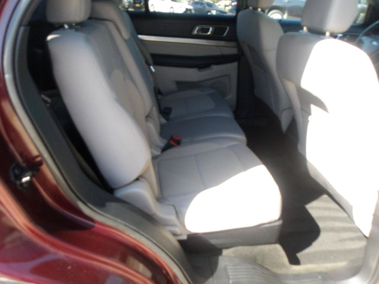 Used 2018 Ford Explorer XLT FWD image 8