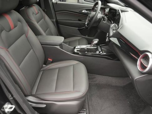 Used 2025 Chevrolet Trax RS w/ Sunroof Package image 19