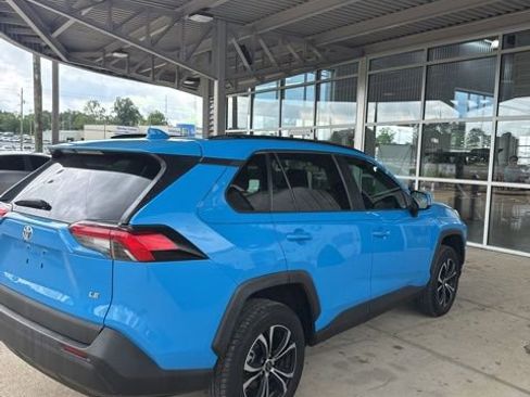 Used 2020 Toyota RAV4 LE FWD image 4