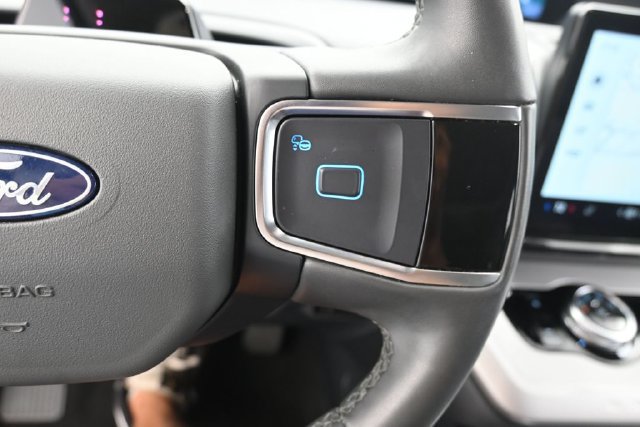 Used 2025 Ford Expedition Active AWD/4WD image 17