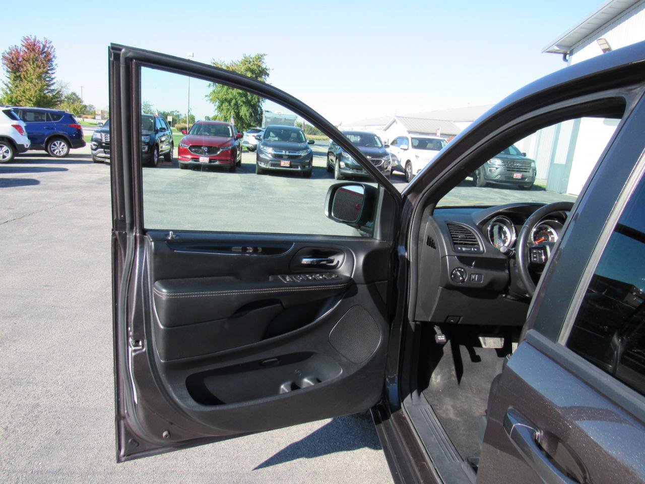 Used 2015 Dodge Grand Caravan SXT FWD image 12
