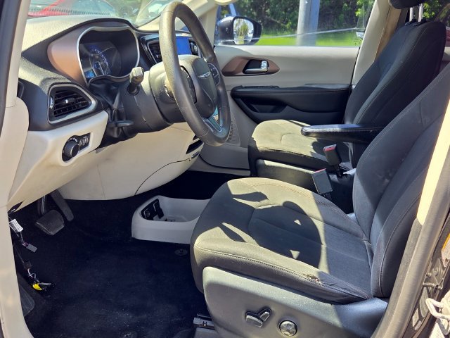 Used 2017 Chrysler Pacifica Touring FWD image 9