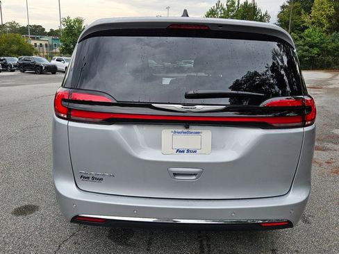 New 2026 Chrysler Pacifica Select image 11