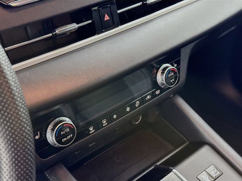 Used 2024 Mitsubishi Outlander 4WD Plug-In Hybrid image 10