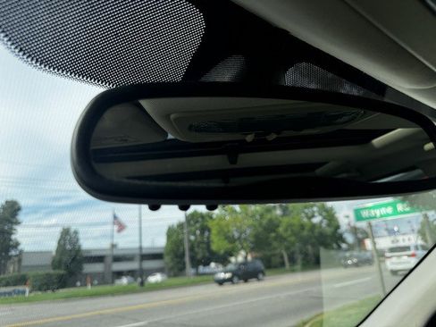 Used 2011 Land Rover LR2 HSE image 40