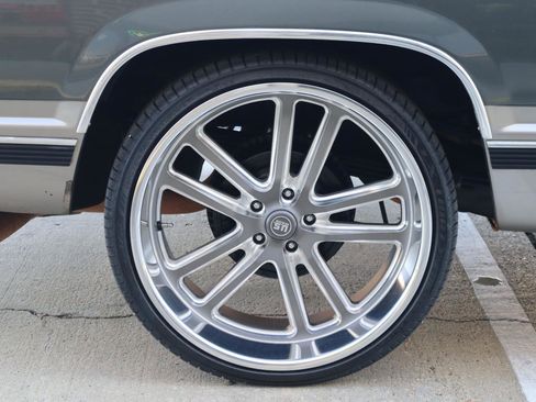 Used 1999 Chevrolet Suburban 2WD w/ Preferred Equipment Group 3 image 5