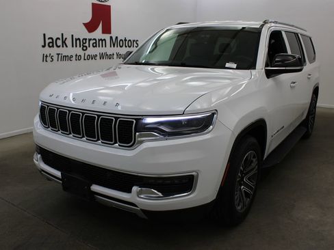 Used 2024 Jeep Wagoneer L Series II image 2