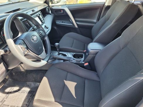 Used 2018 Toyota RAV4 LE AWD/4WD image 18