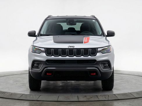 Used 2025 Jeep Compass Trailhawk AWD/4WD image 2