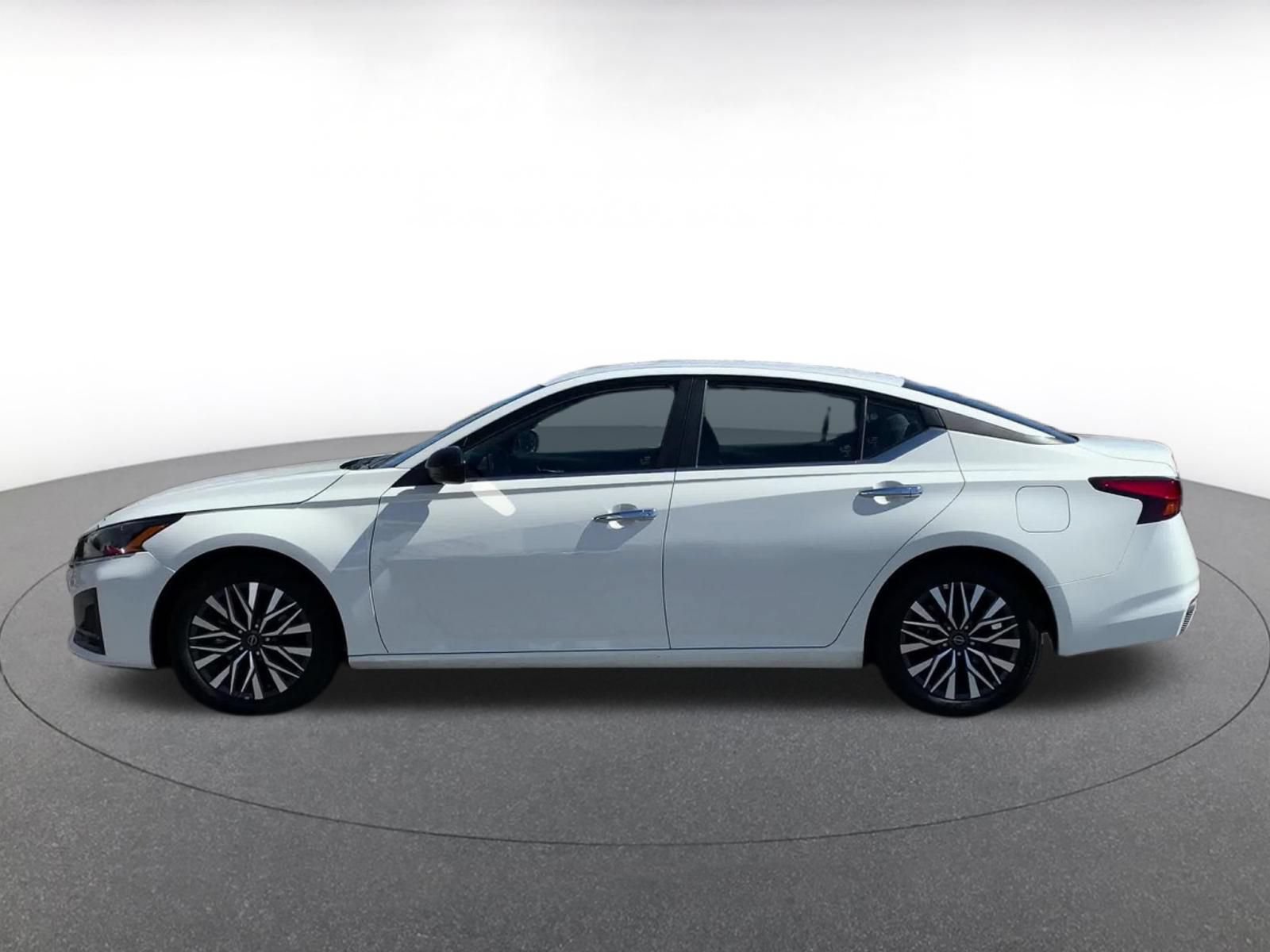 Used 2025 Nissan Altima 2.5 SV FWD image 8