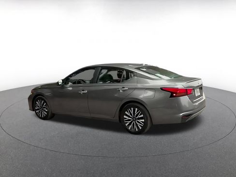 Used 2025 Nissan Altima 2.5 SV FWD image 13
