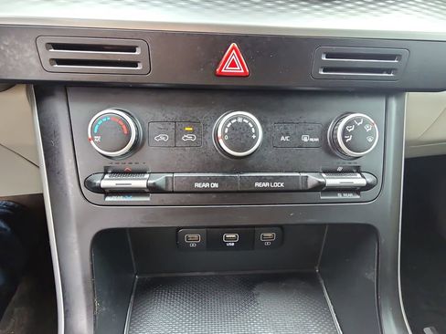 Used 2024 Kia Carnival LX FWD image 24