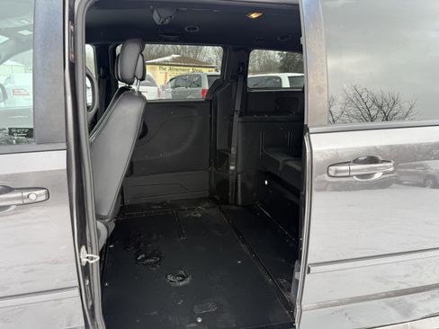 Used 2015 Dodge Grand Caravan SXT image 29