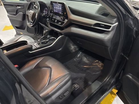 Used 2021 Toyota Highlander XLE AWD/4WD image 34