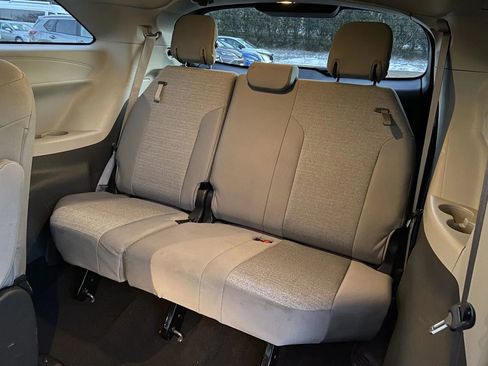 Used 2024 Toyota Sienna LE FWD image 29