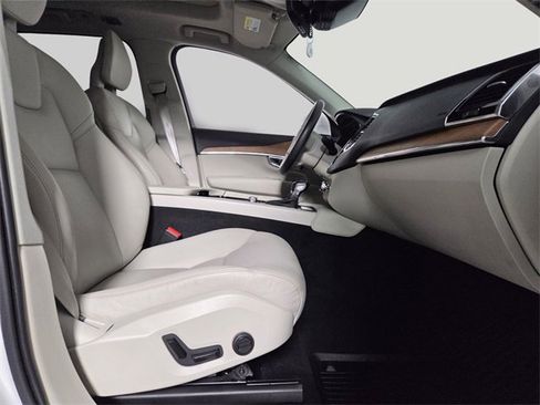 Used 2022 Volvo XC90 T6 Momentum w/ Advanced Package image 14