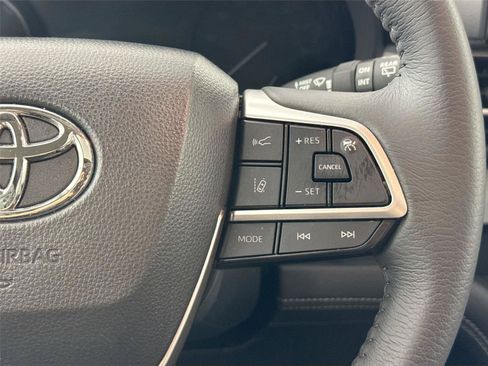 Certified 2026 Toyota Sienna XLE FWD image 20