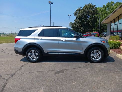 Used 2023 Ford Explorer XLT w/ Equipment Group 202A AWD/4WD image 15