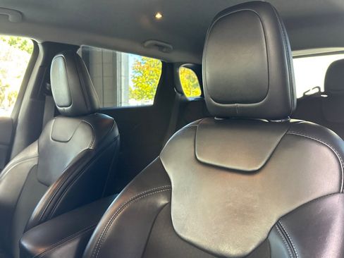 Used 2019 Jeep Cherokee Latitude Plus w/ Comfort/Convenience Group image 21