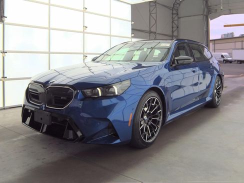 Used 2025 BMW M5 Touring image 3