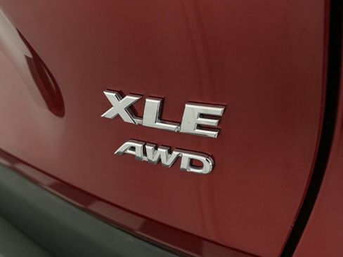 Used 2025 Toyota RAV4 XLE AWD/4WD image 11