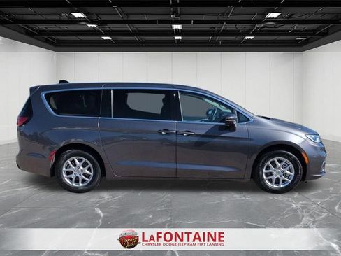 Used 2023 Chrysler Pacifica Touring-L image 6