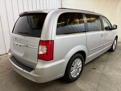 Used 2012 Chrysler Town & Country Touring-L w/ Premium Group FWD image 6