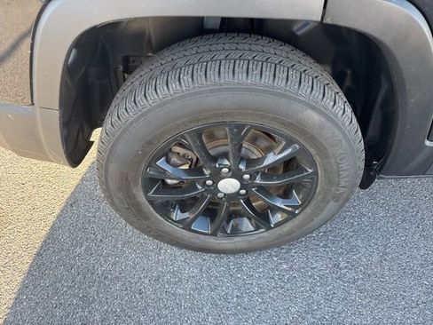 Used 2019 Jeep Cherokee Latitude w/ Cold Weather Group AWD/4WD image 9