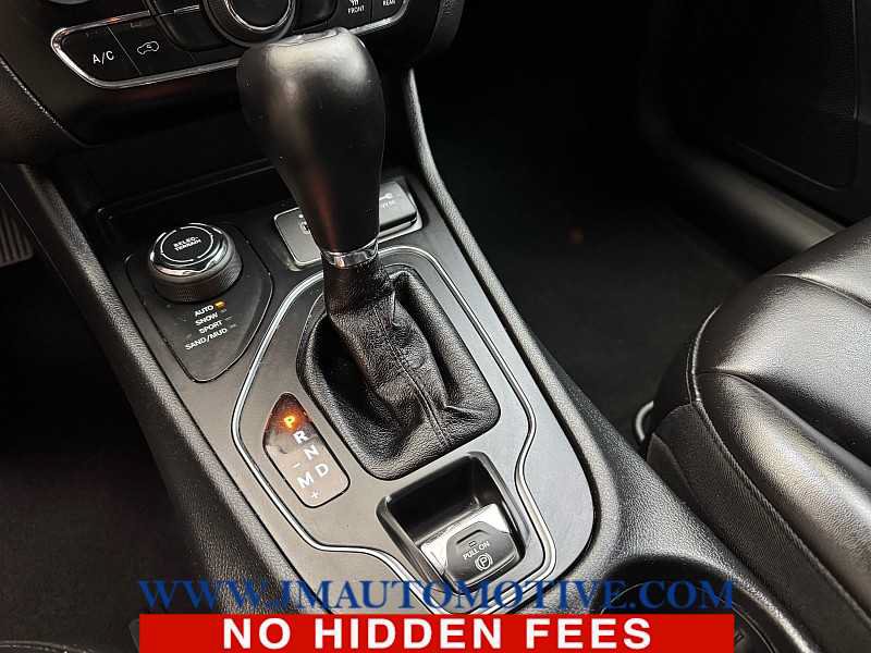 Used 2020 Jeep Cherokee Latitude Plus AWD/4WD image 34