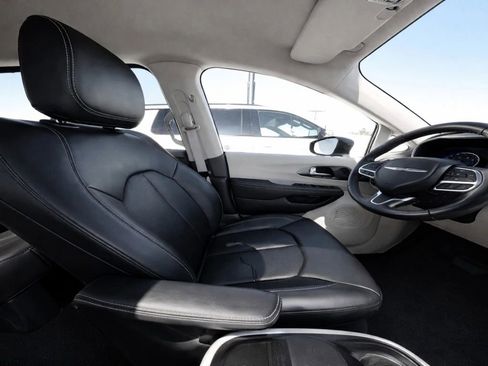 Used 2020 Chrysler Pacifica Touring-L Plus w/ Advanced Safetytec Group FWD image 9