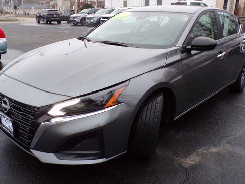 Used 2024 Nissan Altima 2.5 SV image 3