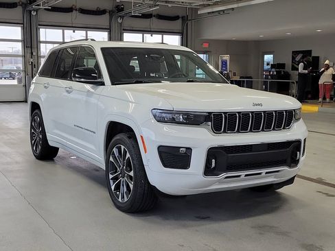 Used 2023 Jeep Grand Cherokee Overland image 3