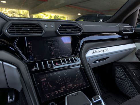 Used 2024 Lamborghini Urus S AWD/4WD image 40