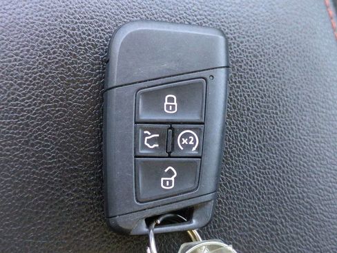 Used 2024 Volkswagen Tiguan SE image 30