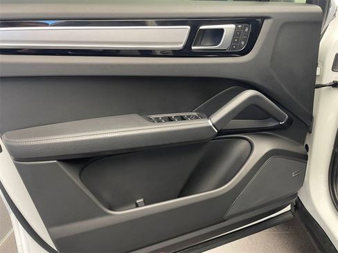 Used 2022 Porsche Cayenne Platinum Edition image 22