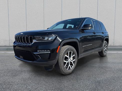 Used 2025 Jeep Grand Cherokee Limited AWD/4WD image 3