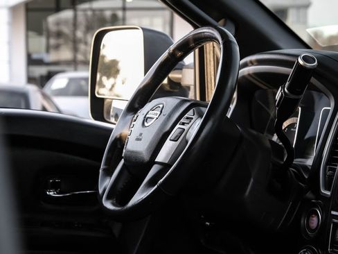 Used 2018 Nissan Titan SV w/ SV Convenience Package image 11