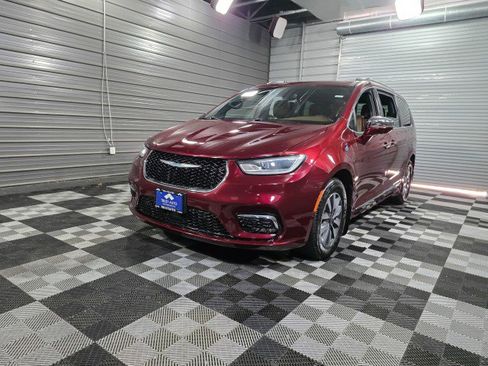 Used 2021 Chrysler Pacifica Limited w/ Uconnect Theater Family Group FWD image 51