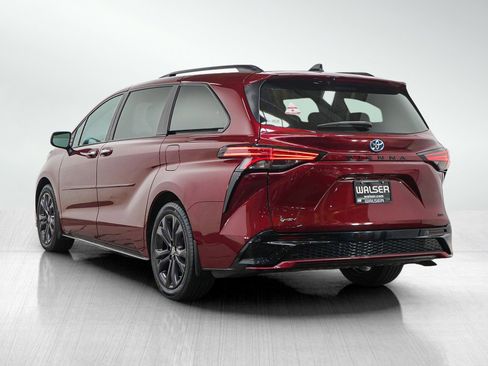 Used 2025 Toyota Sienna XSE FWD image 3