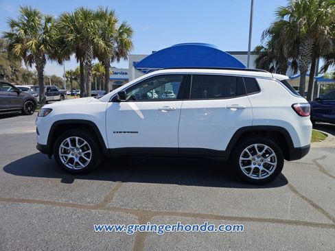 Used 2022 Jeep Compass Latitude w/ Sun and Sound Group image 2