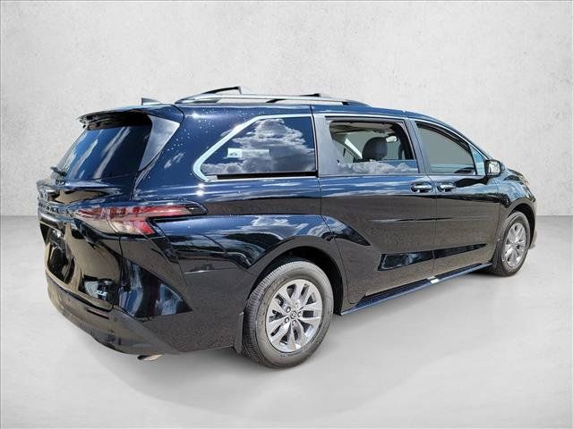 Used 2026 Toyota Sienna XLE FWD image 5