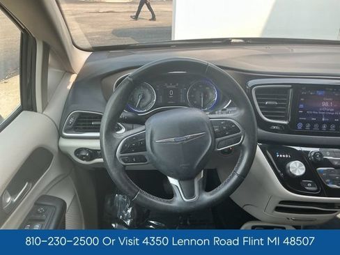 Used 2017 Chrysler Pacifica Touring-L FWD image 17