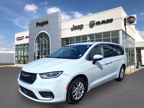 Used 2023 Chrysler Pacifica Touring-L FWD image 4