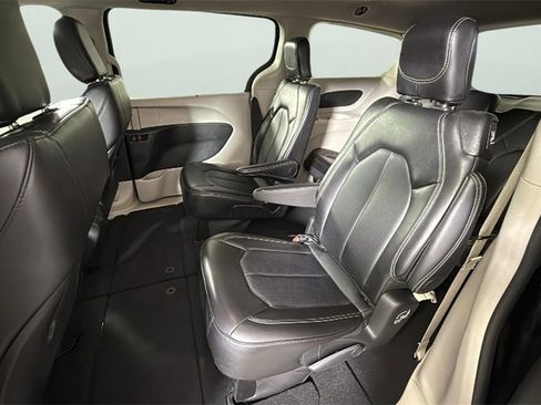 Used 2024 Chrysler Pacifica Touring-L image 32