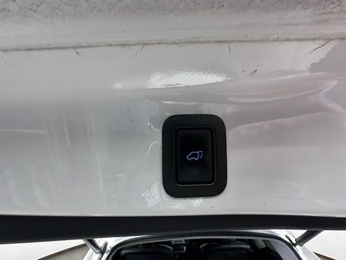 Used 2019 Toyota Highlander SE image 17