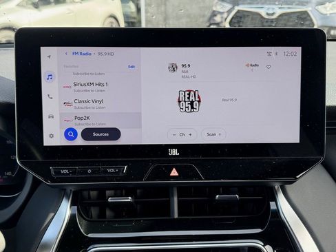 Used 2024 Toyota Venza Limited image 14